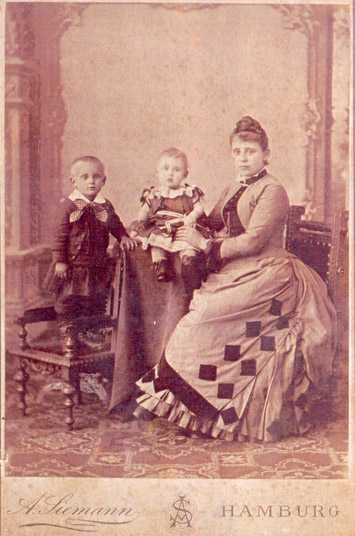 Adele Persich mit ihren zwei Söhnen Ernst und Wilhelm (ca. 1890).