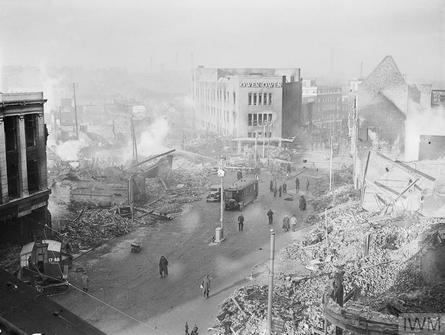 Zerstörte Häuser nach dem Bombenangriff auf Coventry im November 1940 durch die Luftwaffe