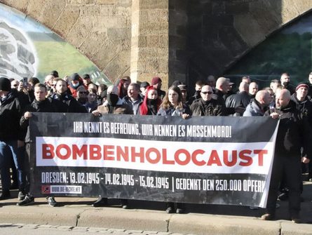 Rechtsextreme Gruppierung mit einem Banner "Bombenholocaust"