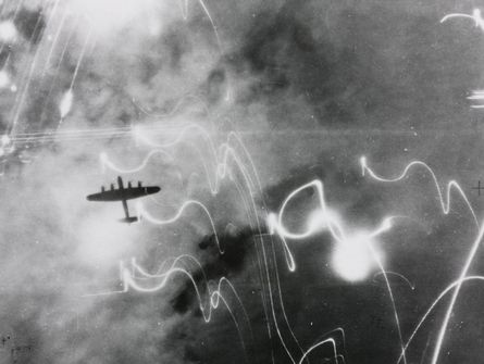 Ein Bomber der Royal Air Force über Hamburg 1943.