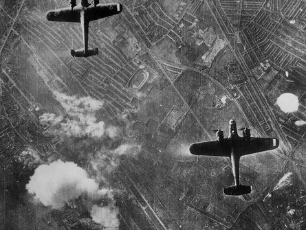 Deutsche Bomber über London 1940.