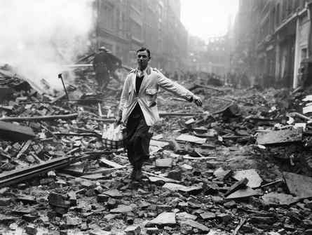 Ein Milchmann während des Blitz in London (Quelle: IWM London).