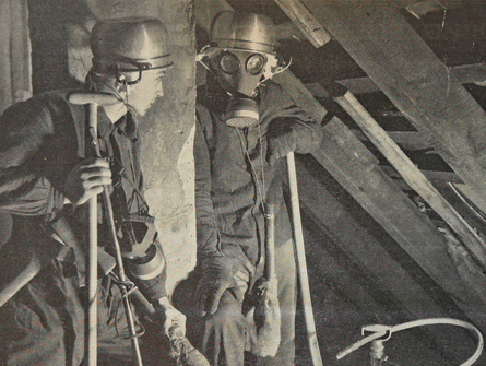 Zwei Frauen bei einer Luftschutzübung des Reichsluftschutzbundes in Deutschland (ca. 1935).