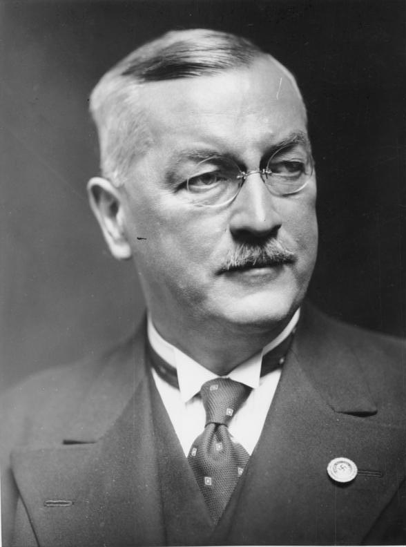 Schwarzweißfportrait von Reichsjustizminister Franz Gürtner aus dem Jahre 1938, der am linken Revers das Goldene Parteiabzeichen der NSDAP trägt.